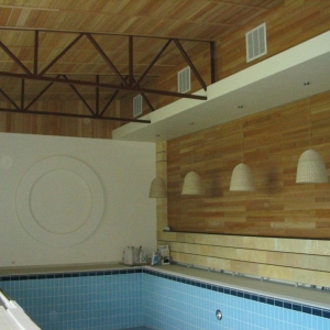 Сруб клееный брус, бассейн переливной, покрытие стен и потолка масло OSMO.